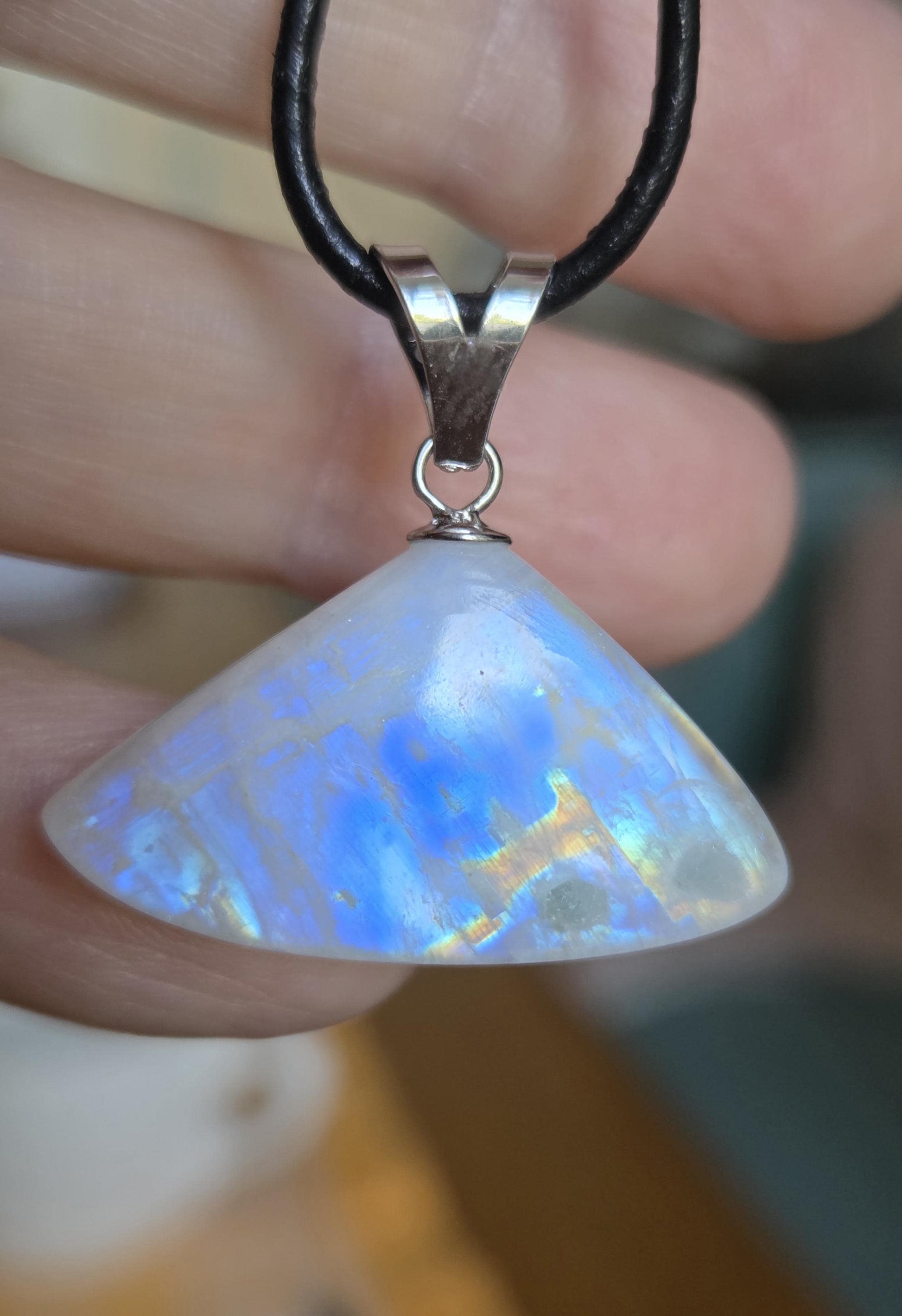 Feiner Regenbogen Mondstein weißer Labradorit mit schwarzem Turmalin Anhänger, an 925er SilberÖse, an verstellbarem Lederband