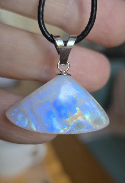 Feiner Regenbogen Mondstein weißer Labradorit mit schwarzem Turmalin Anhänger, an 925er SilberÖse, an verstellbarem Lederband
