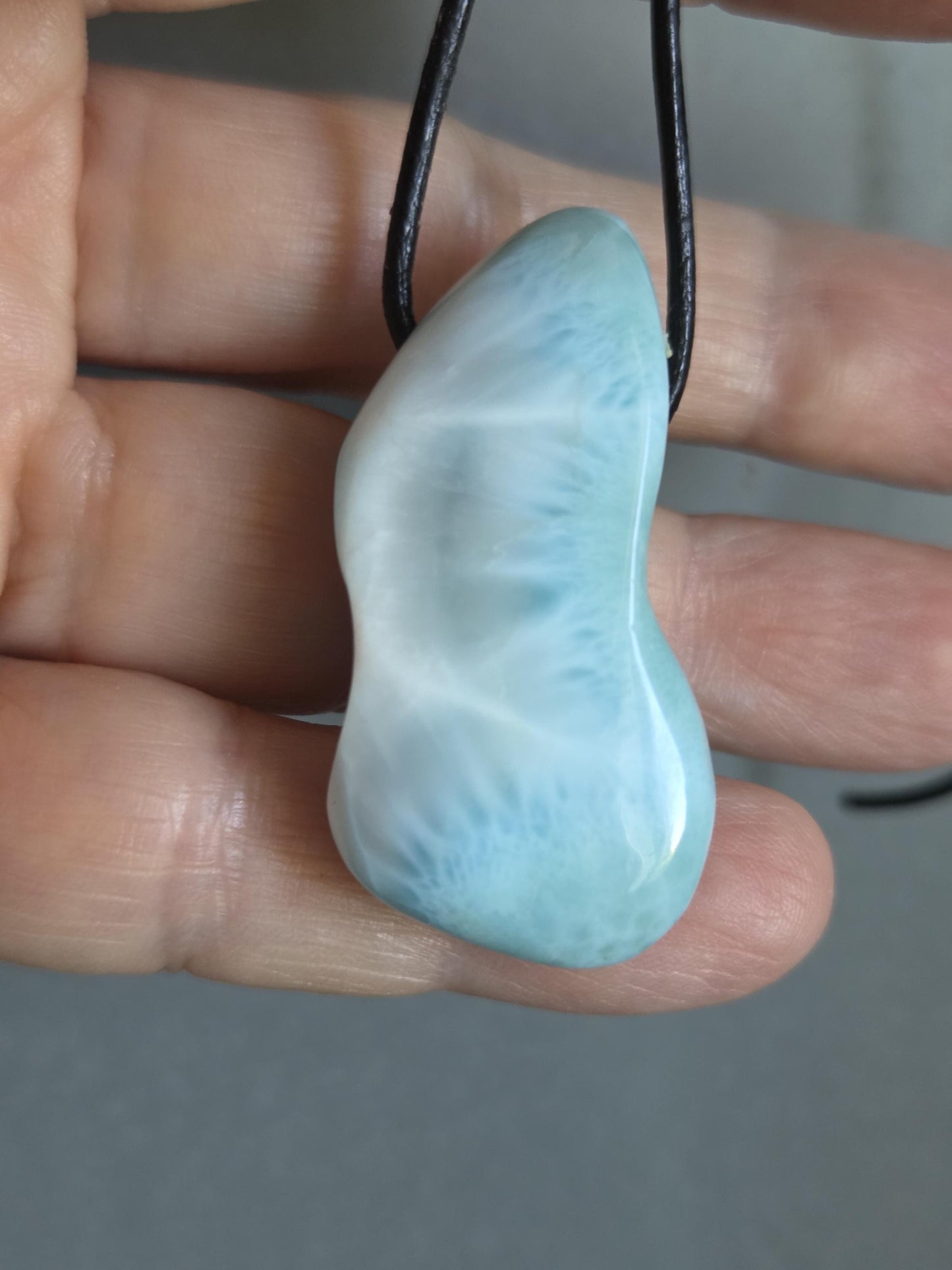 Großer Larimar Anhänger, Atlantis Stein, 42 x 22 x 14 mm, gebohrt, Larimar gebohrt, an verstellbarem Lederband, beidseitig tragbar