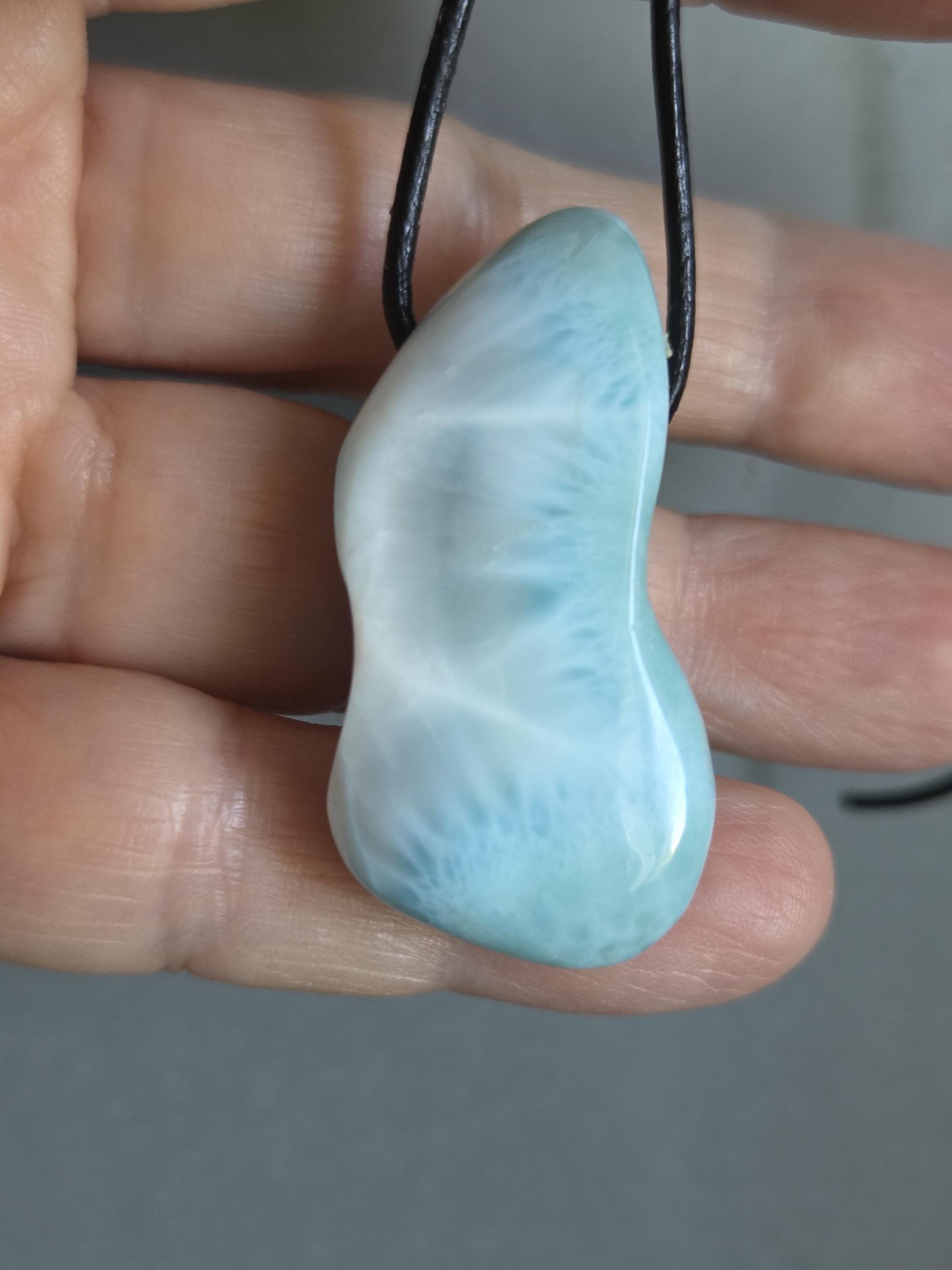 Großer Larimar Anhänger, Atlantis Stein, 42 x 22 x 14 mm, gebohrt, Larimar gebohrt, an verstellbarem Lederband, beidseitig tragbar