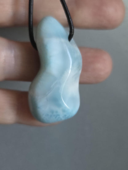 Großer Larimar Anhänger, Atlantis Stein, 42 x 22 x 14 mm, gebohrt, Larimar gebohrt, an verstellbarem Lederband, beidseitig tragbar