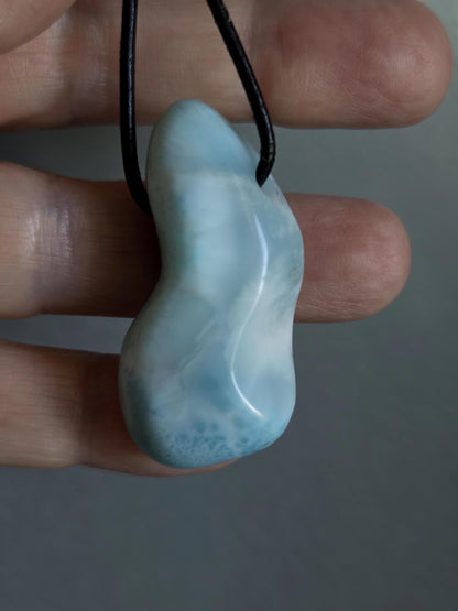 Großer Larimar Anhänger, Atlantis Stein, 42 x 22 x 14 mm, gebohrt, Larimar gebohrt, an verstellbarem Lederband, beidseitig tragbar