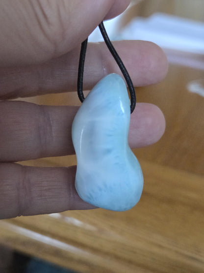 Großer Larimar Anhänger, Atlantis Stein, 42 x 22 x 14 mm, gebohrt, Larimar gebohrt, an verstellbarem Lederband, beidseitig tragbar