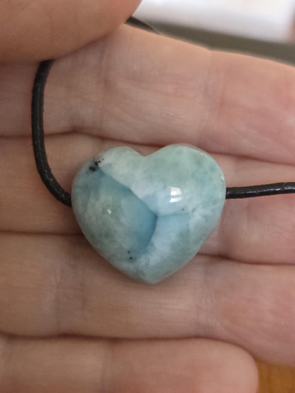 Kleiner Larimar Herz Anhänger, Atlantis Stein, 21 x 23 x 12 mm, gebohrt, Larimar gebohrt, an verstellbarem Lederband