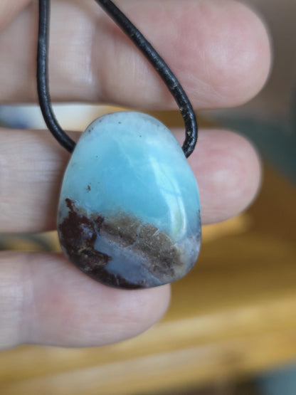 Andenopal blau Opal aus Peru, Anhänger, 25 x 20 x 10 mm, gebohrt, an verstellbarem Lederband