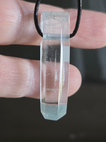 Großer Aquamarin Anhänger Stäbchen Beryll Rohstein handgeschliffenes Unikat 38 x 12 x 10 mm, 6,53 g., 32,65 ct., an verstellbarem Lederband