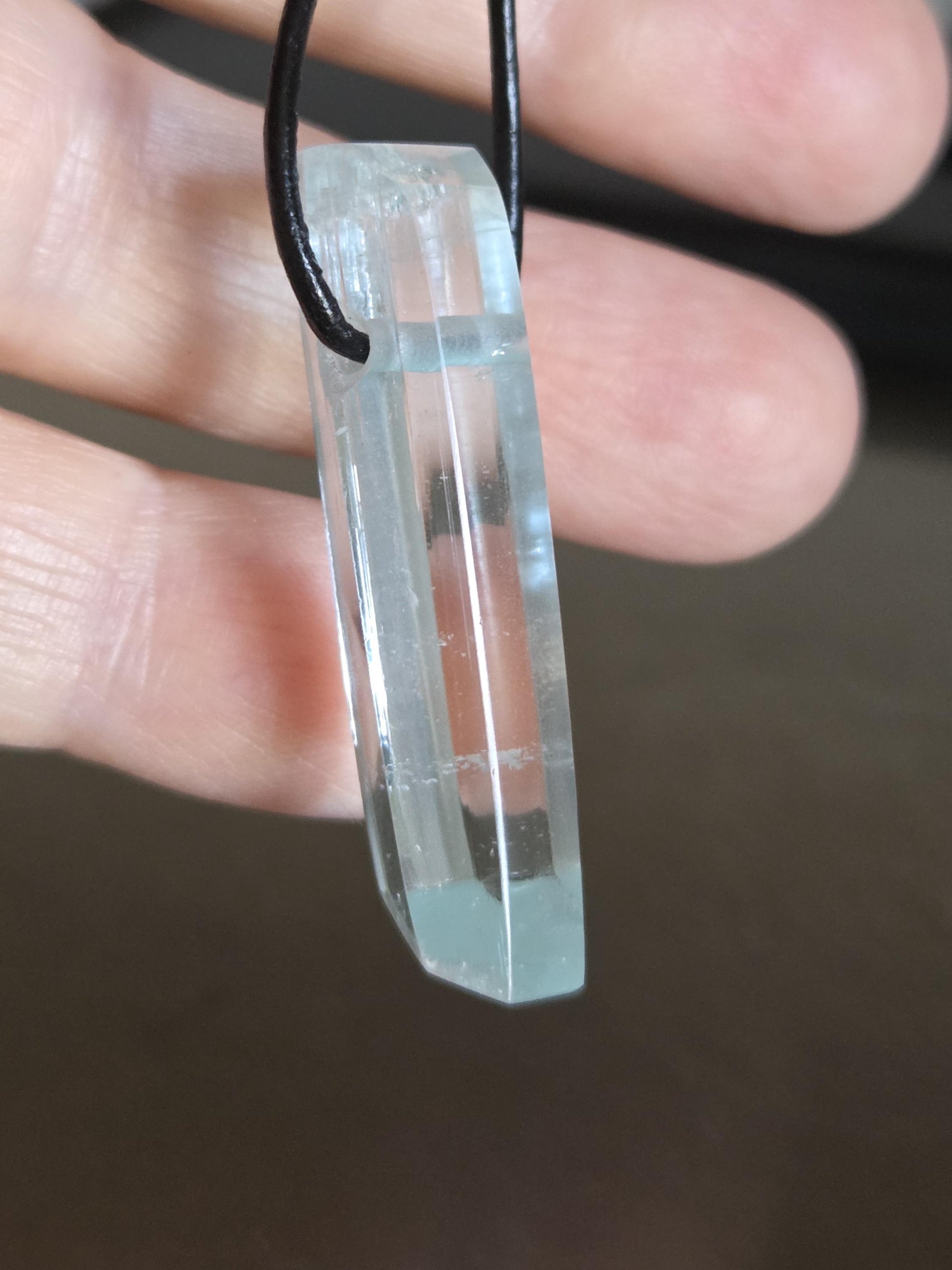 Großer Aquamarin Anhänger Stäbchen Beryll Rohstein handgeschliffenes Unikat 38 x 12 x 10 mm, 6,53 g., 32,65 ct., an verstellbarem Lederband