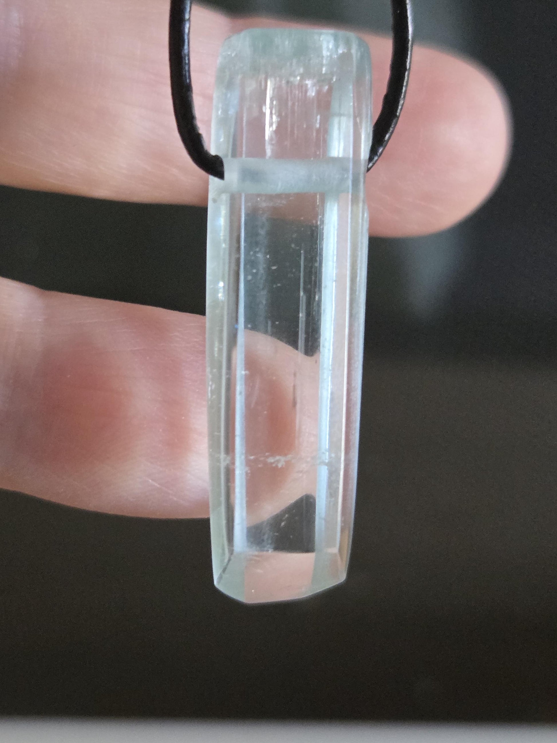 Großer Aquamarin Anhänger Stäbchen Beryll Rohstein handgeschliffenes Unikat 38 x 12 x 10 mm, 6,53 g., 32,65 ct., an verstellbarem Lederband