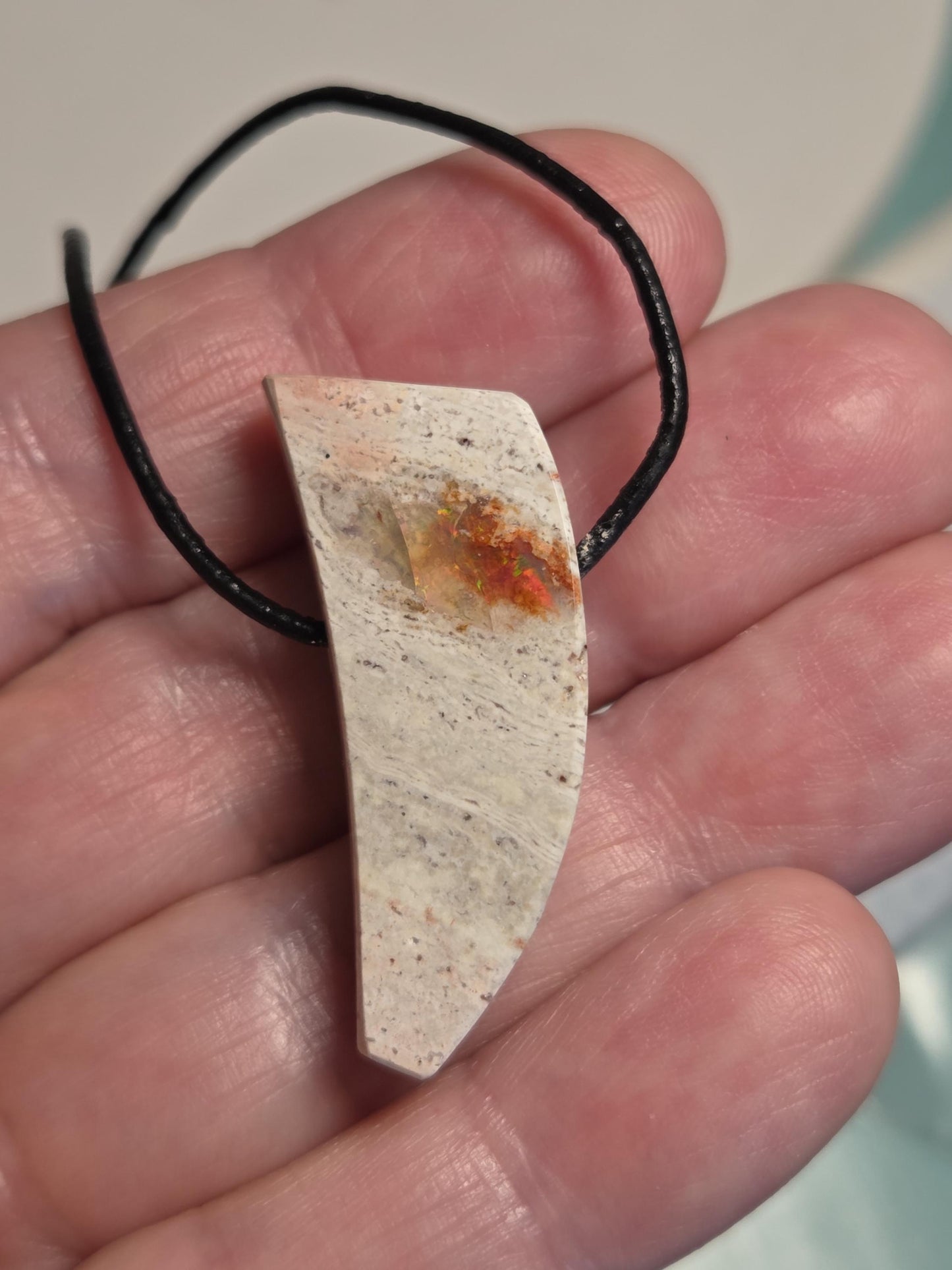 Magischer mexikanischer Feueropal Anhänger, 34 x 15 x 12 mm, handgeschliffenes Unikat, an verstellbarem Lederband
