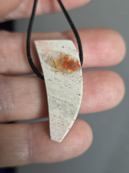 Magischer mexikanischer Feueropal Anhänger, 34 x 15 x 12 mm, handgeschliffenes Unikat, an verstellbarem Lederband