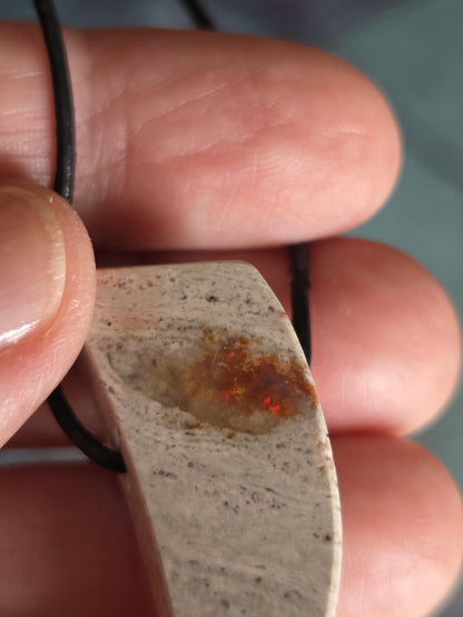 Magischer mexikanischer Feueropal Anhänger, 34 x 15 x 12 mm, handgeschliffenes Unikat, an verstellbarem Lederband