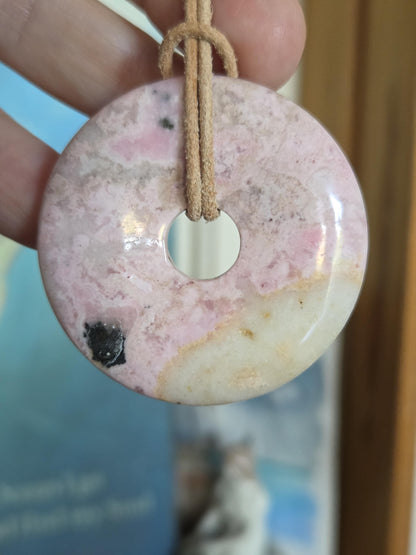 Rhodonit aus Peru Donut Anhänger groß, 45 x 8 mm, an verstellbarem Lederband, rhodonite pedants