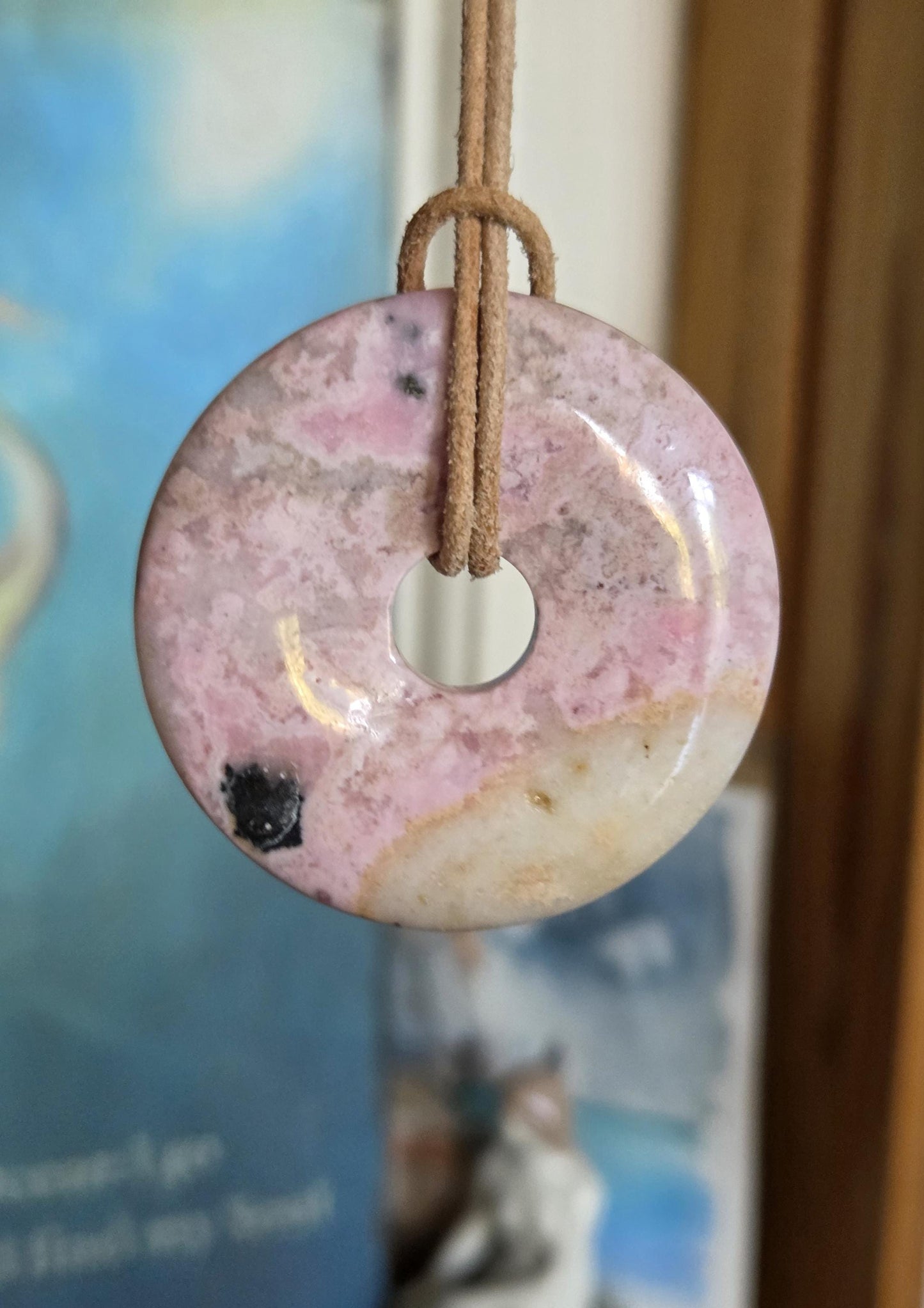 Rhodonit aus Peru Donut Anhänger groß, 45 x 8 mm, an verstellbarem Lederband, rhodonite pedants