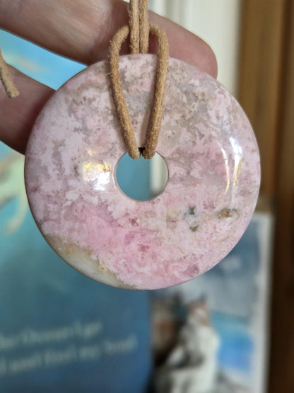 Rhodonit aus Peru Donut Anhänger groß, 45 x 8 mm, an verstellbarem Lederband, rhodonite pedants