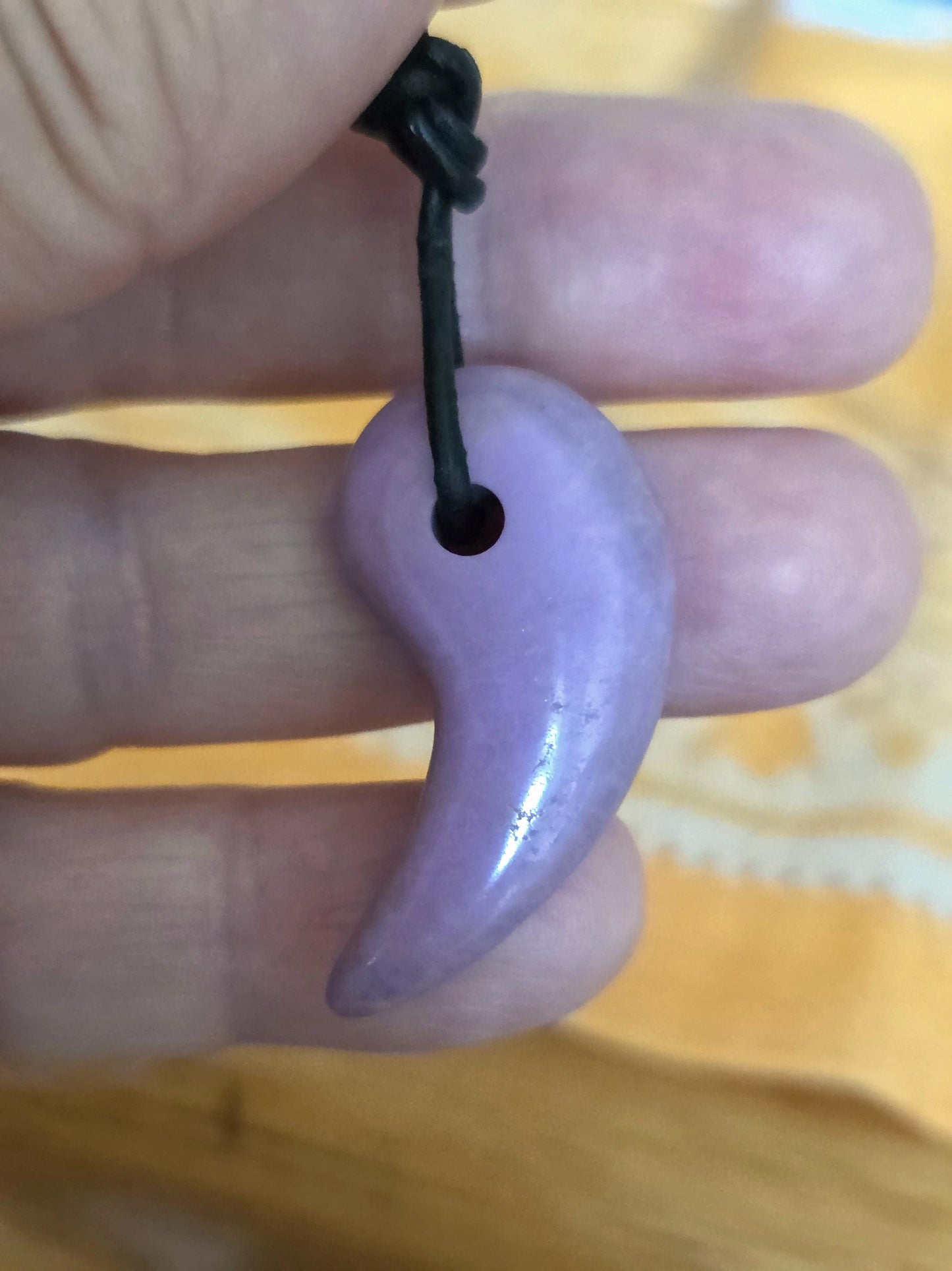 Rarität Phosphosiderit aus der Atacama Wüste Chile, Yin und Yang Anhänger, 33 x 17 x 8 mm, gebohrt, an verstellbarem Lederband