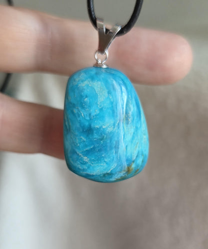 Traumhafter Atacama Opal aus Chile, Anhänger, 40 x 23 x 16 mm, an 925er Silberöse, an verstellbarem Lederband