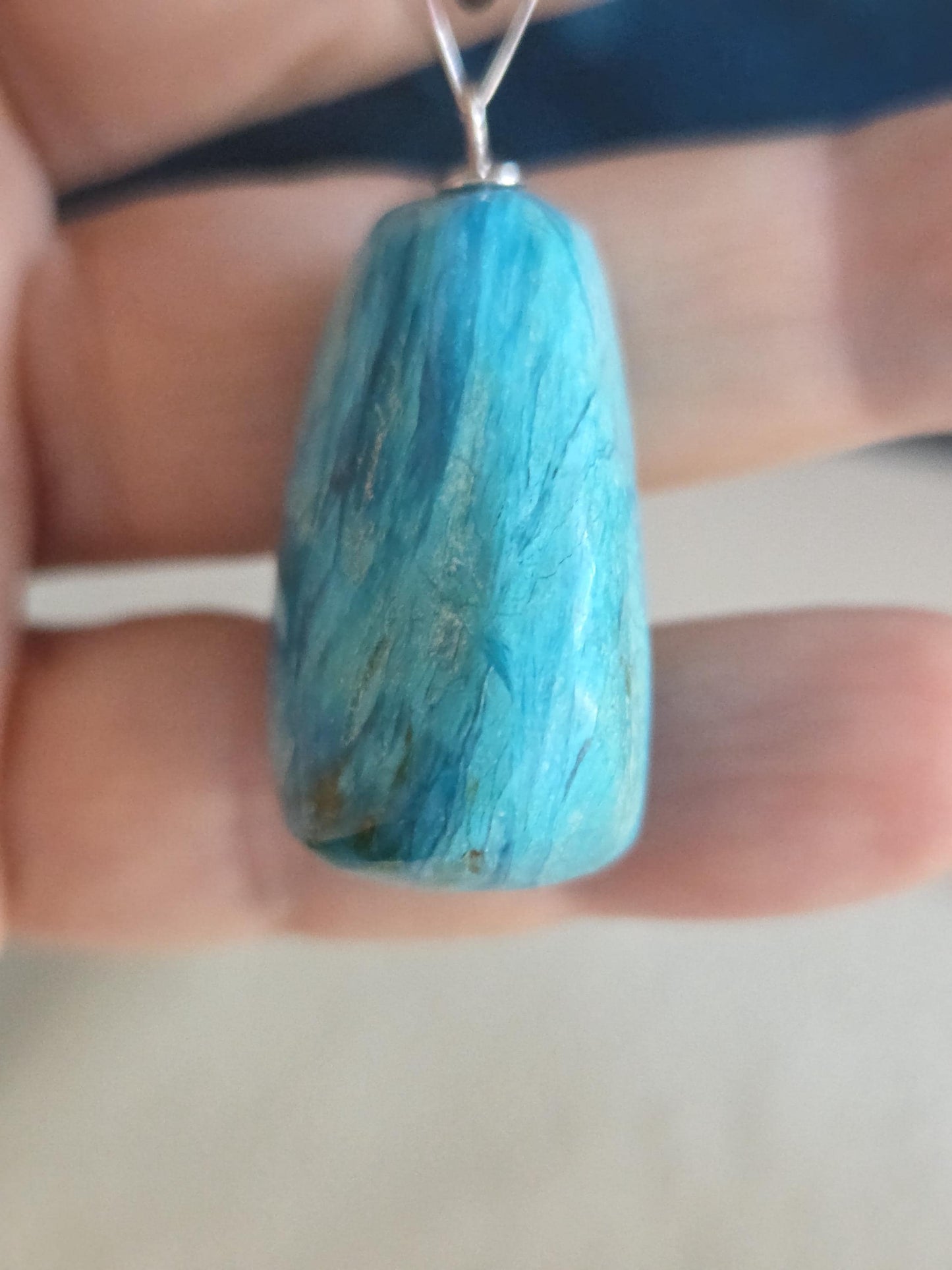 Traumhafter Atacama Opal aus Chile, Anhänger, 40 x 23 x 16 mm, an 925er Silberöse, an verstellbarem Lederband