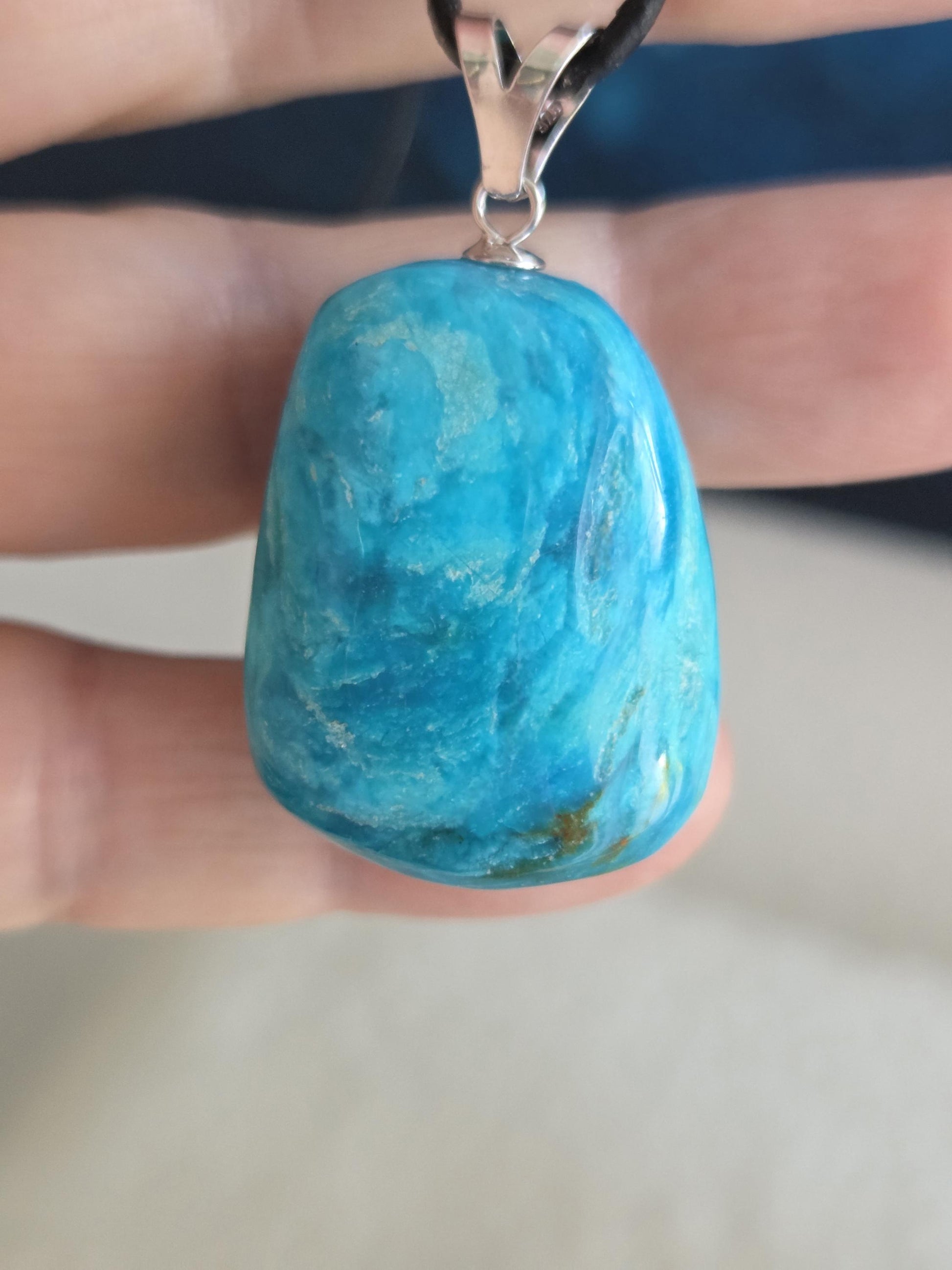 Traumhafter Atacama Opal aus Chile, Anhänger, 40 x 23 x 16 mm, an 925er Silberöse, an verstellbarem Lederband