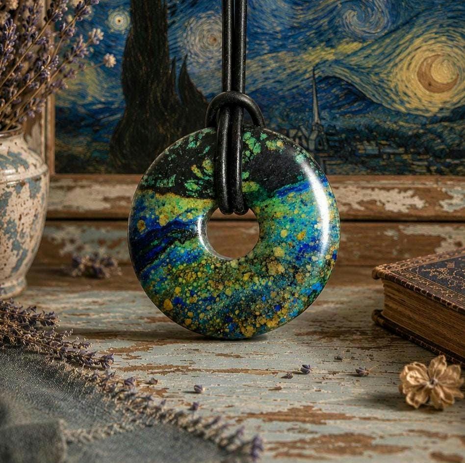 Märchenhafter Azurit Malachit Donut Anhänger, 35 x 8 mm, an verstellbarem Lederband, Boho Schmuck Spiritual Hippie Goa Natur Schmuck