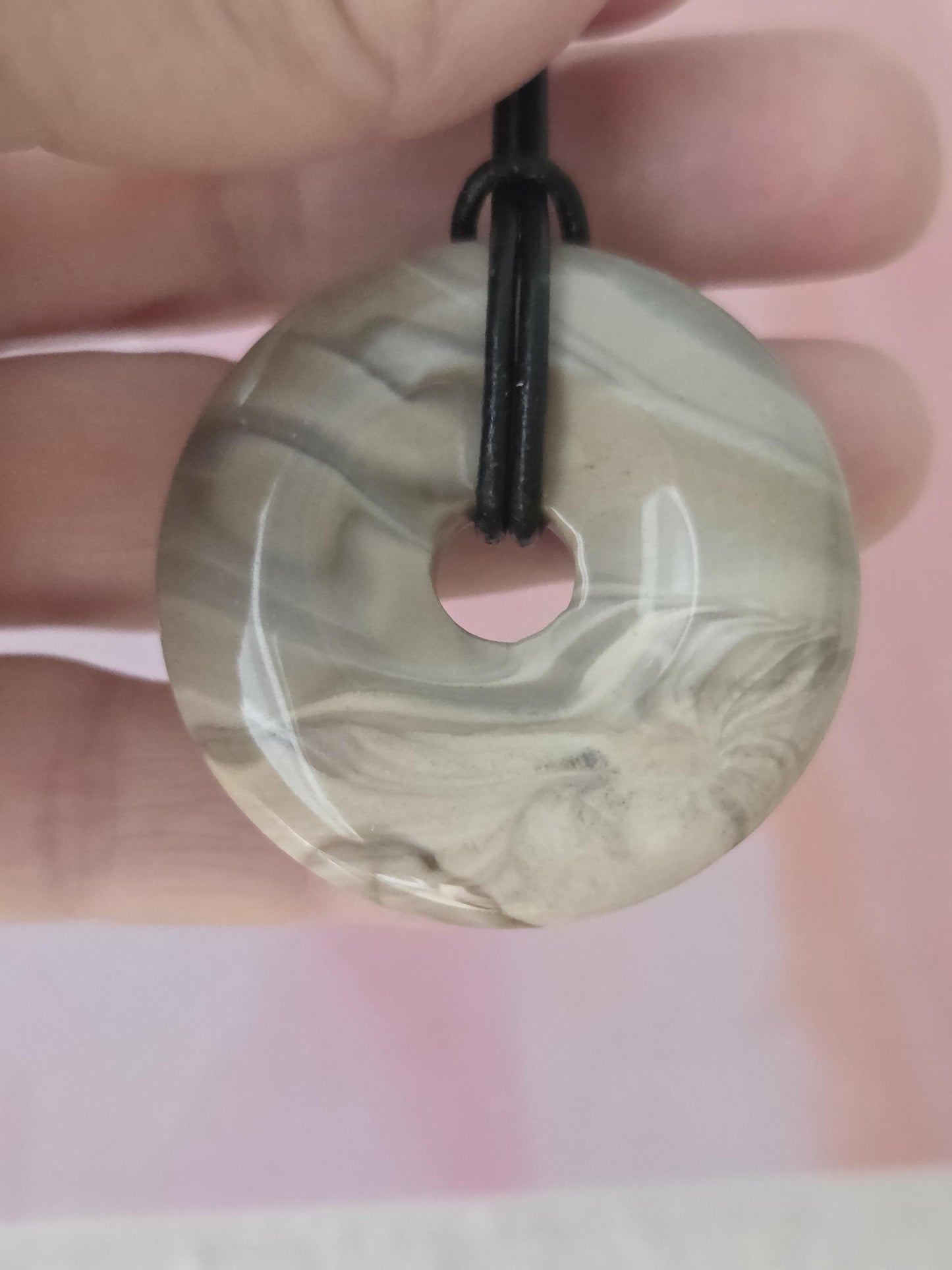 Flintstone Feuerstein Flint Donut, Anhänger, 40 x 8 mm, an verstellbarem Lederband, Boho Hippie Goa Schmuck Schutz Amulett