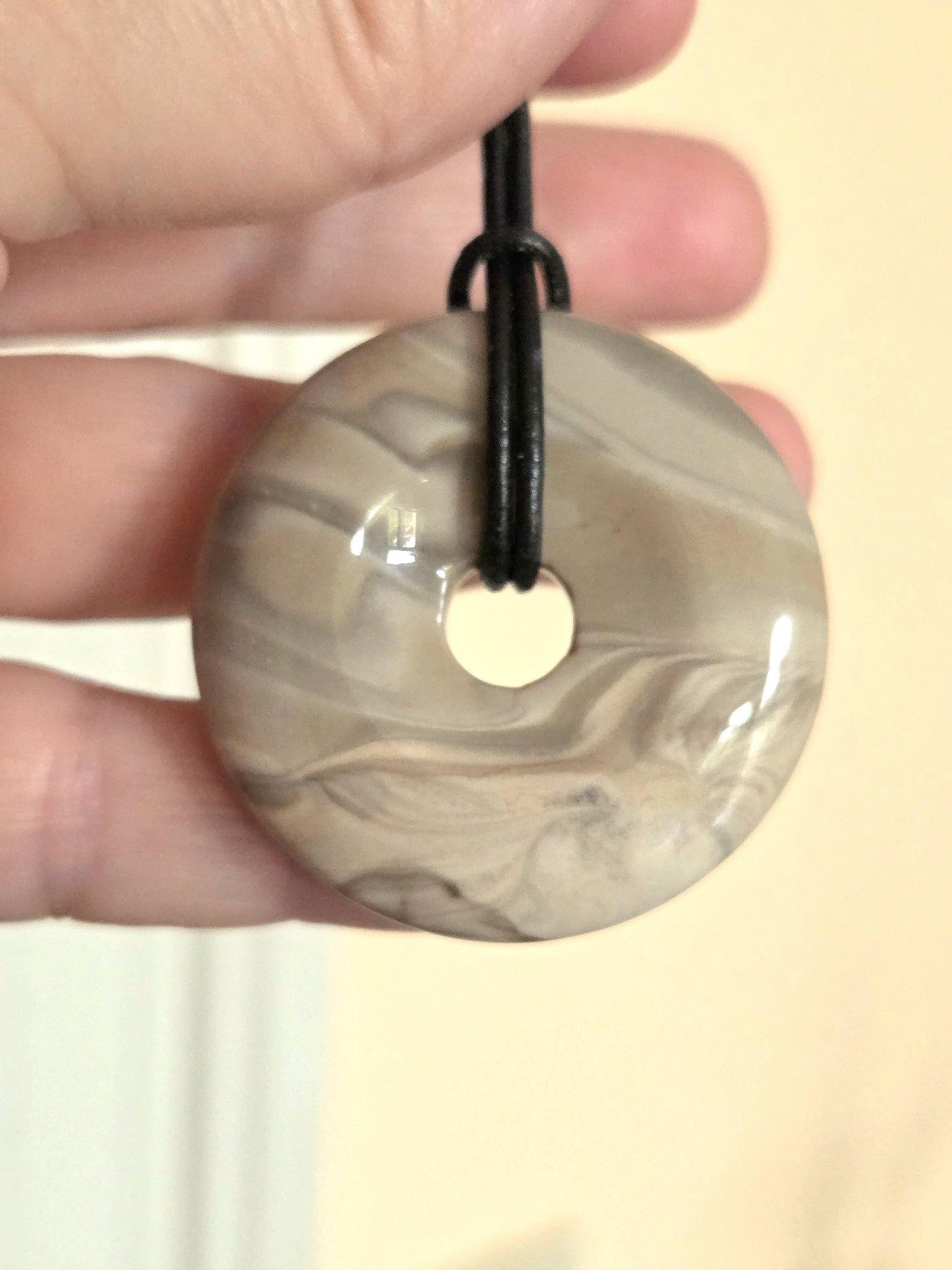 Flintstone Feuerstein Flint Donut, Anhänger, 40 x 8 mm, an verstellbarem Lederband, Boho Hippie Goa Schmuck Schutz Amulett