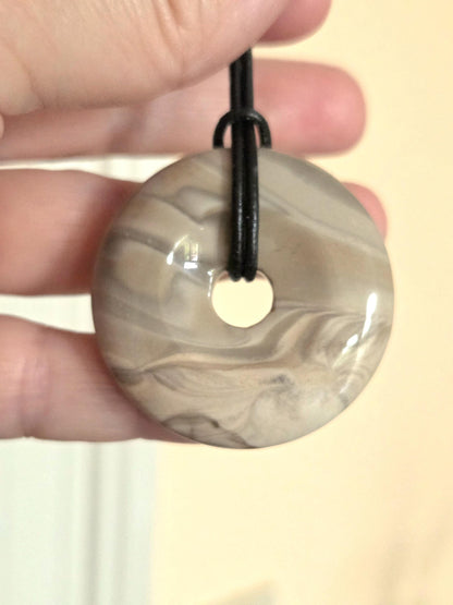 Flintstone Feuerstein Flint Donut, Anhänger, 40 x 8 mm, an verstellbarem Lederband, Boho Hippie Goa Schmuck Schutz Amulett
