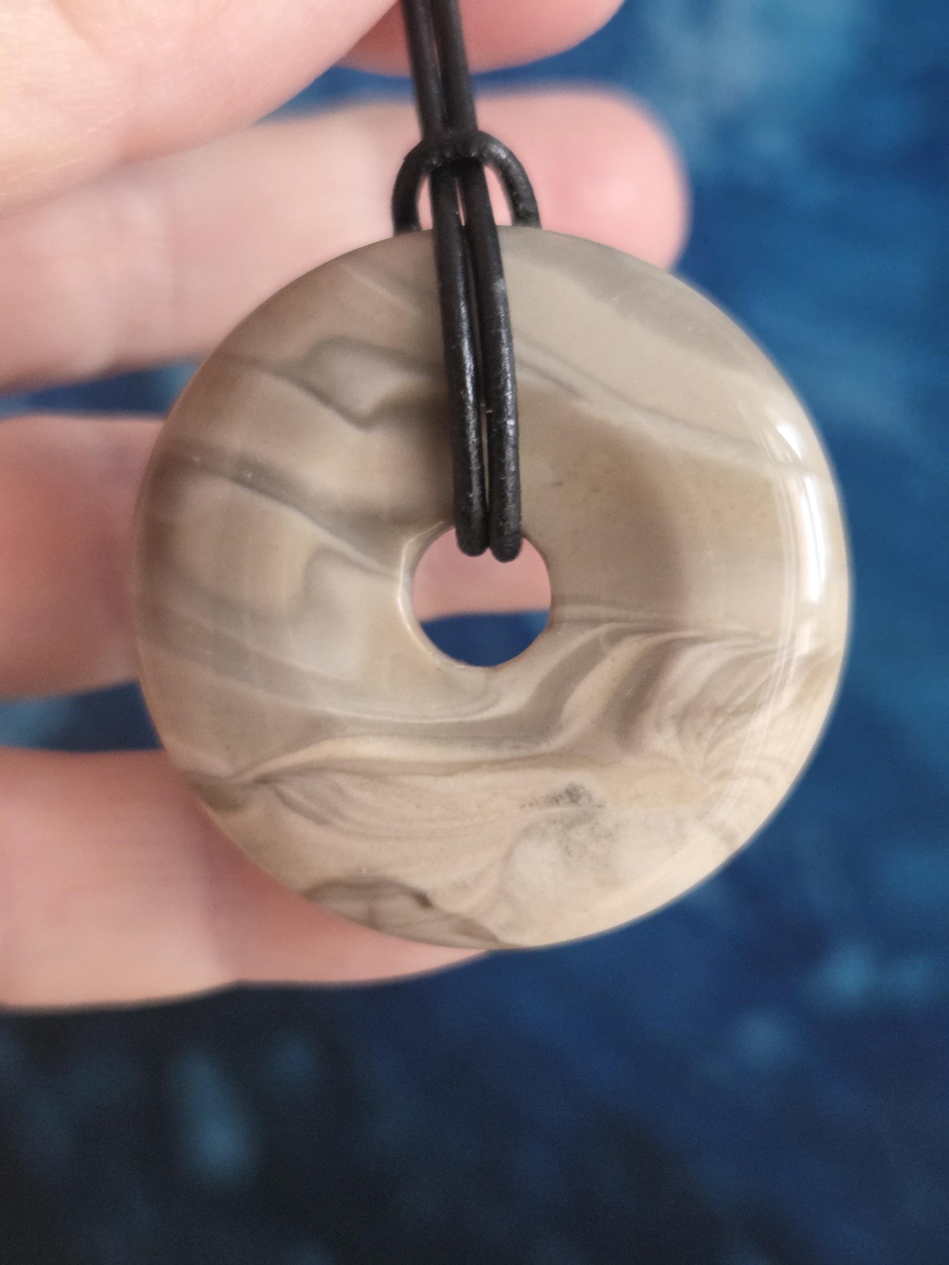 Flintstone Feuerstein Flint Donut, Anhänger, 40 x 8 mm, an verstellbarem Lederband, Boho Hippie Goa Schmuck Schutz Amulett