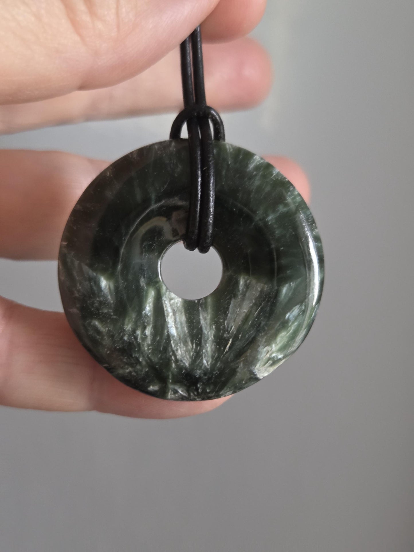Bezaubernder Seraphinit, Donut, Seraphinite, Serafinit, Stein der Engel, Engelsstein, Anhänger, 38 x 8 mm, an verstellbarem Lederband