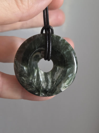 Bezaubernder Seraphinit, Donut, Seraphinite, Serafinit, Stein der Engel, Engelsstein, Anhänger, 38 x 8 mm, an verstellbarem Lederband