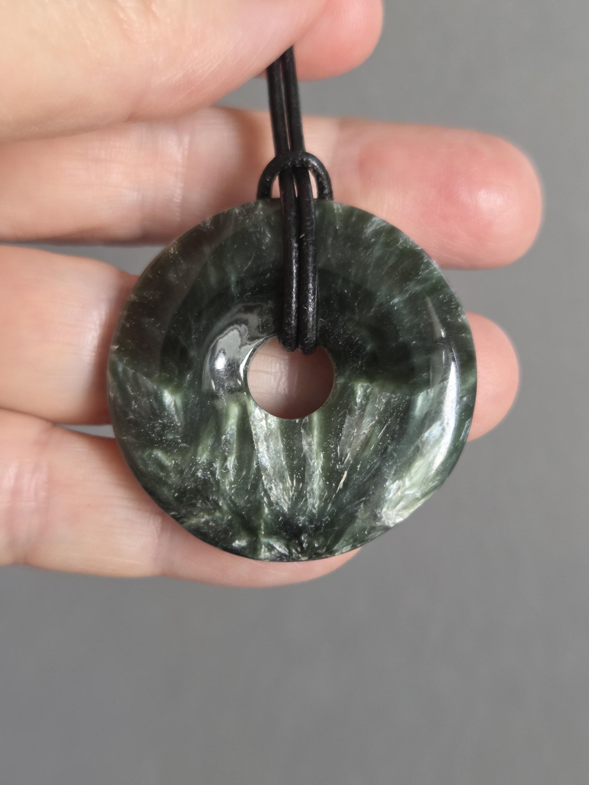 Bezaubernder Seraphinit, Donut, Seraphinite, Serafinit, Stein der Engel, Engelsstein, Anhänger, 38 x 8 mm, an verstellbarem Lederband