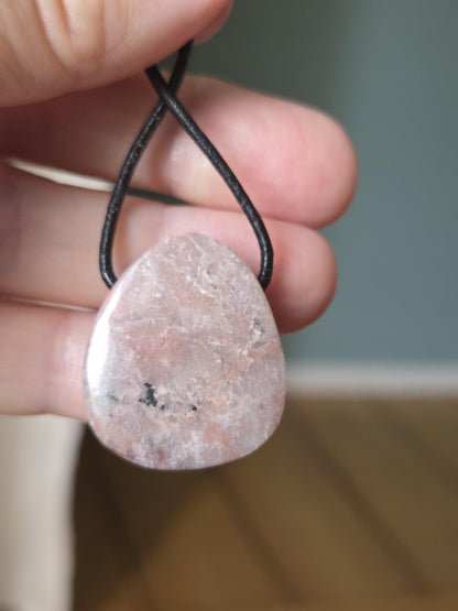 Rosa, pinkfarbener Kobalt Calcit, kobalto calcit, 29 x 24 x 9 mm, gebohrt, an verstellbarem Lederband, Herzöffnung Herzchakra Selbstliebe