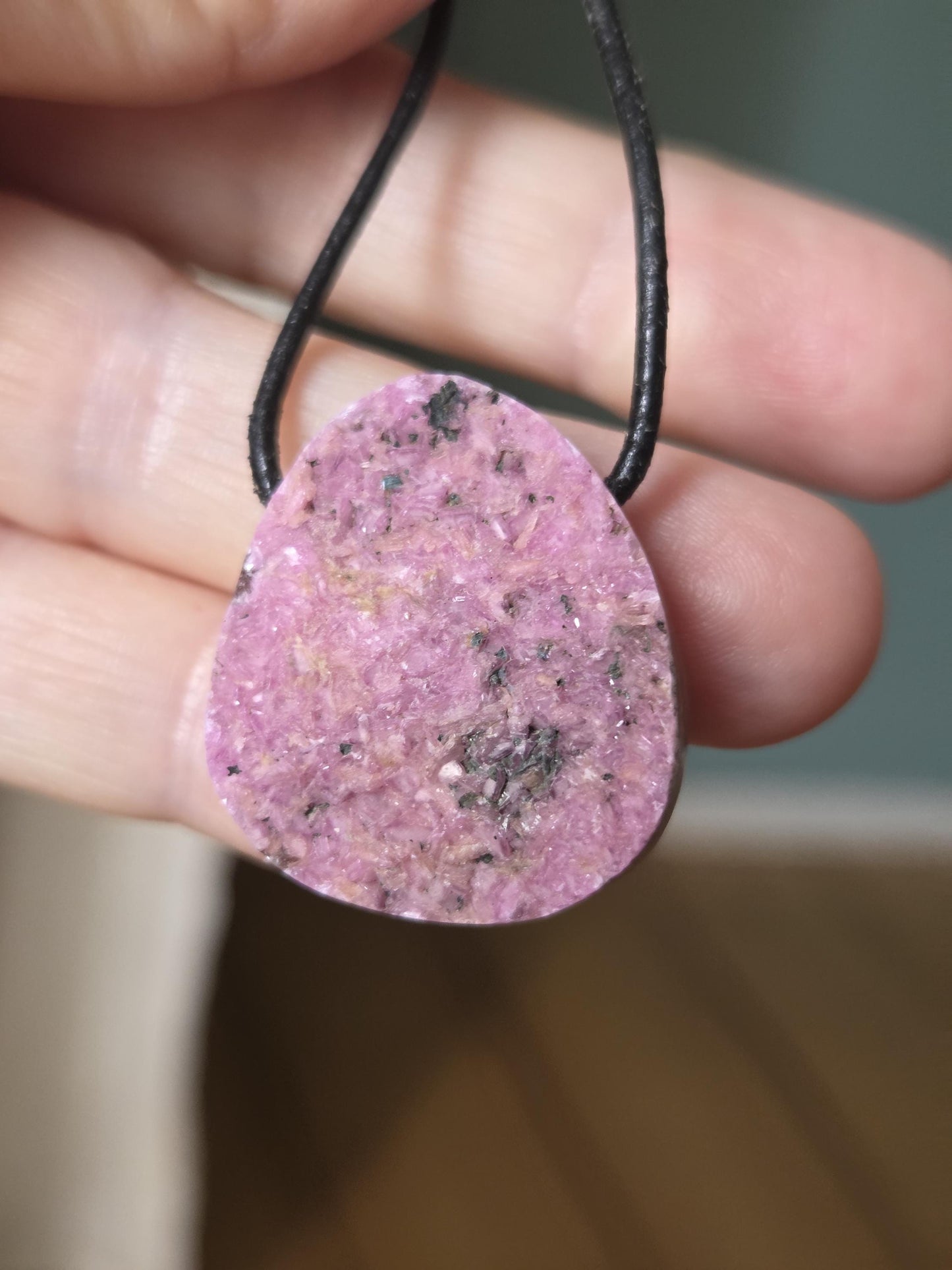 Rosa, pinkfarbener Kobalt Calcit, kobalto calcit, 29 x 24 x 9 mm, gebohrt, an verstellbarem Lederband, Herzöffnung Herzchakra Selbstliebe