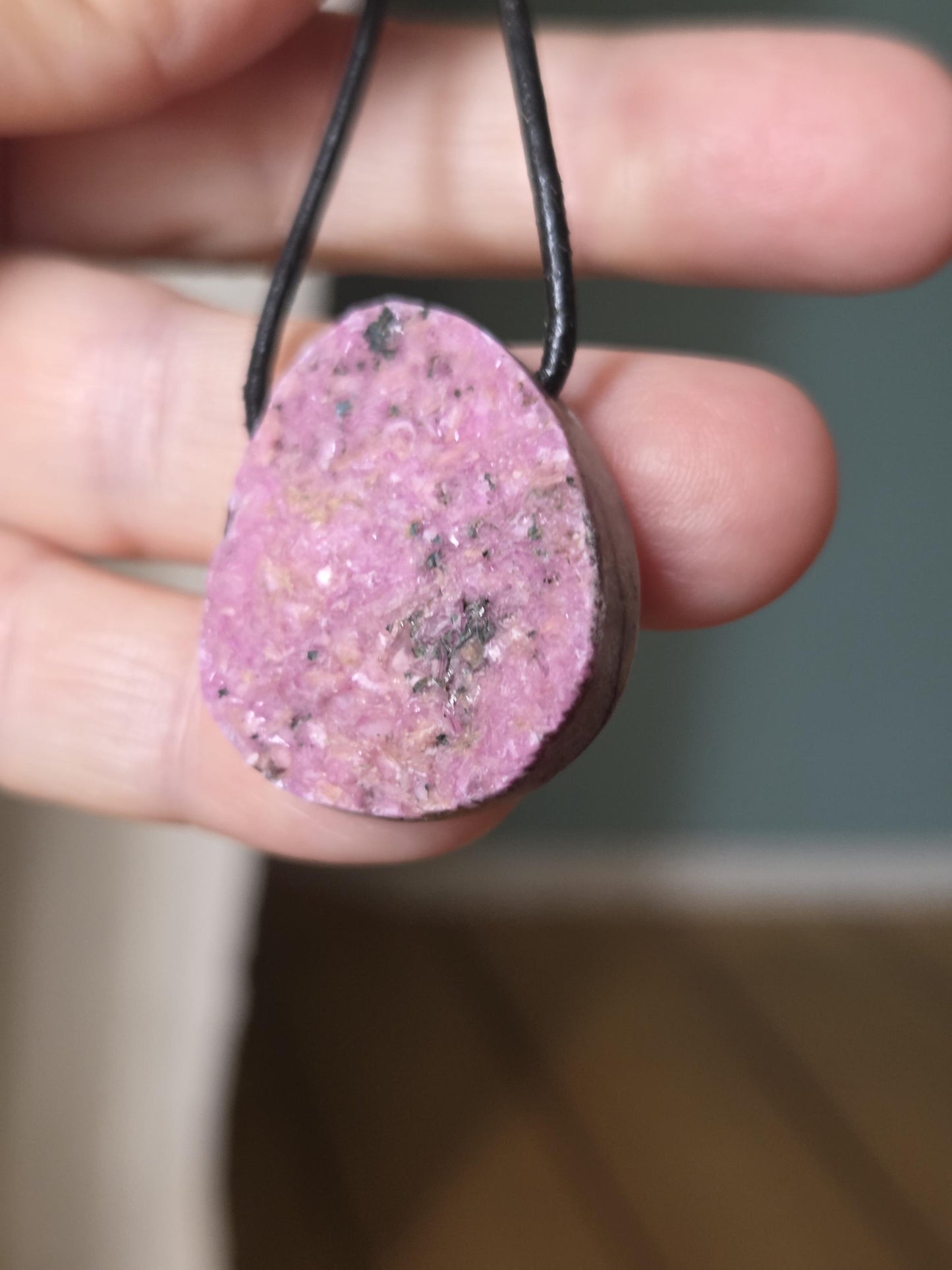 Rosa, pinkfarbener Kobalt Calcit, kobalto calcit, 29 x 24 x 9 mm, gebohrt, an verstellbarem Lederband, Herzöffnung Herzchakra Selbstliebe