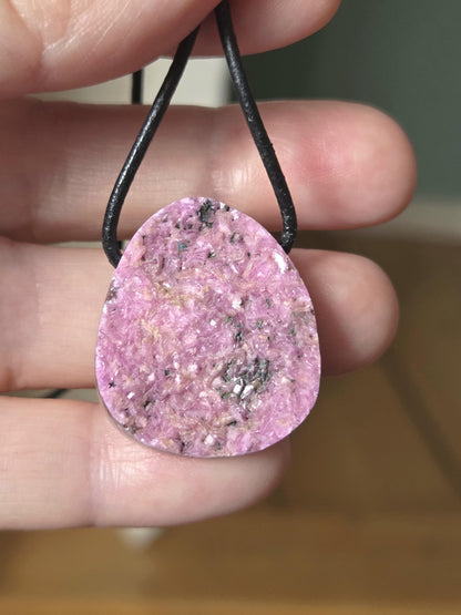 Rosa, pinkfarbener Kobalt Calcit, kobalto calcit, 29 x 24 x 9 mm, gebohrt, an verstellbarem Lederband, Herzöffnung Herzchakra Selbstliebe