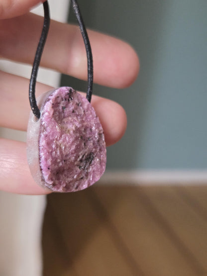 Rosa, pinkfarbener Kobalt Calcit, kobalto calcit, 29 x 24 x 9 mm, gebohrt, an verstellbarem Lederband, Herzöffnung Herzchakra Selbstliebe