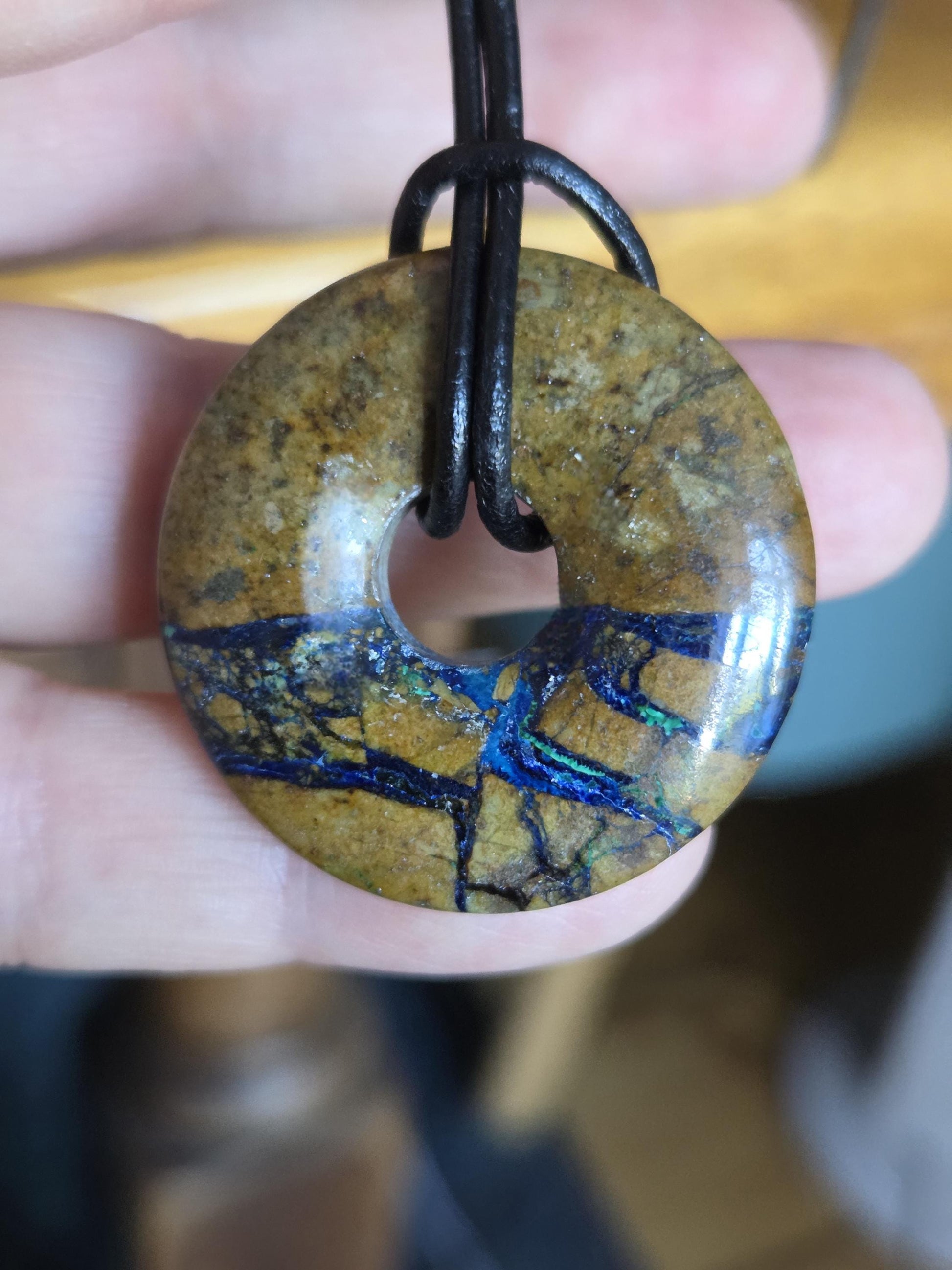 Selten Azurit Malachit Donut Anhänger, 33 x 8 mm, an verstellbarem Lederband, Boho Schmuck Spiritual Hippie Goa Natur Schmuck, Unikat