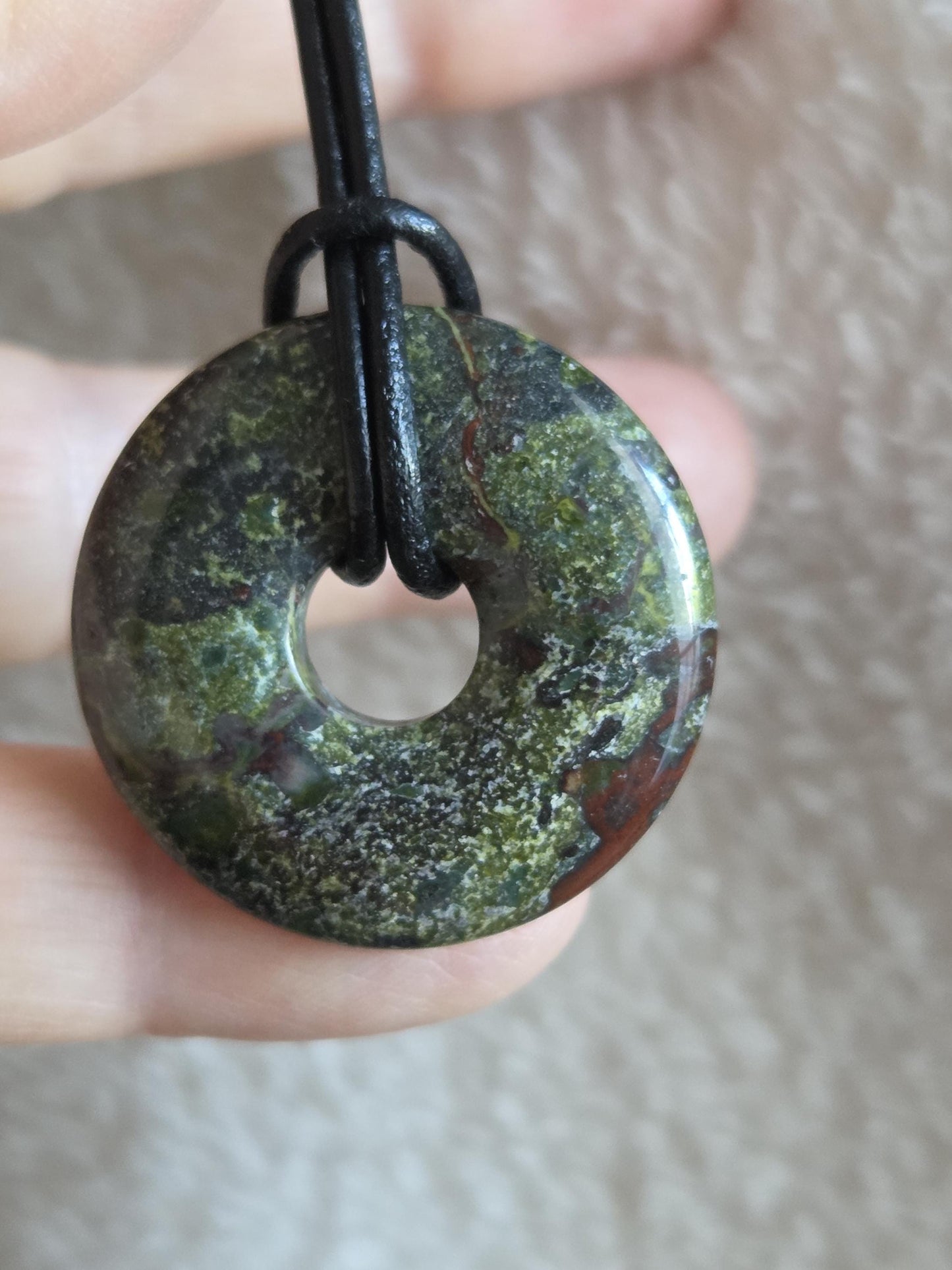 Drachenblut Jaspis, Drachenblut Stein, Donut Anhänger 31 x 6 mm, an verstellbarem Lederband