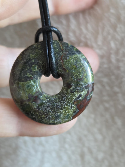 Drachenblut Jaspis, Drachenblut Stein, Donut Anhänger 31 x 6 mm, an verstellbarem Lederband