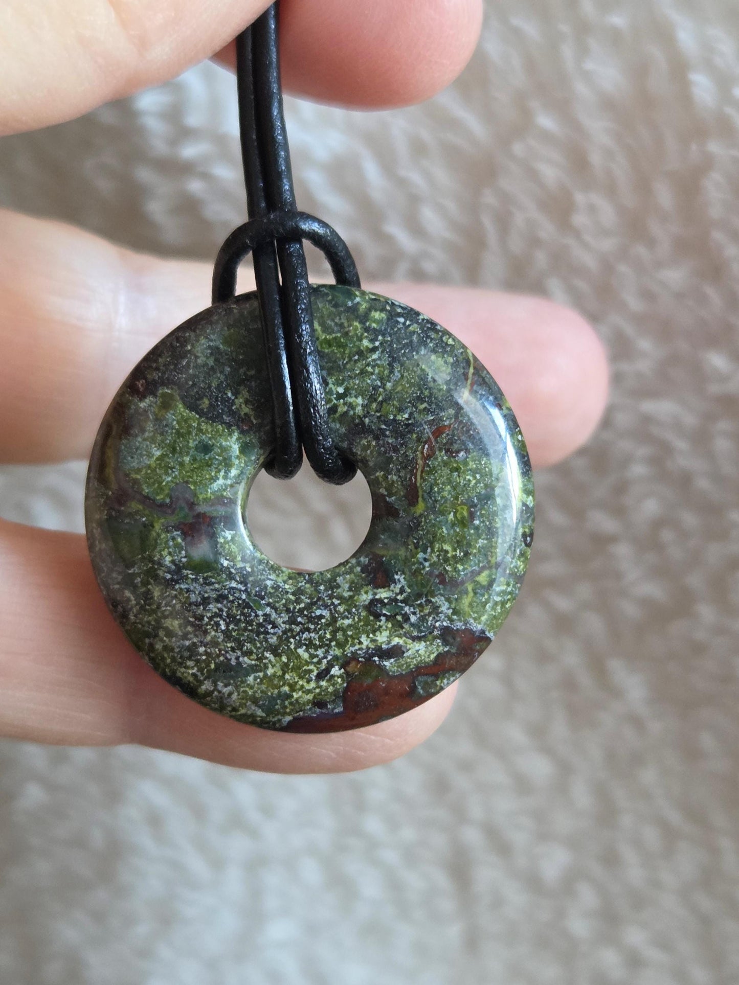 Drachenblut Jaspis, Drachenblut Stein, Donut Anhänger 31 x 6 mm, an verstellbarem Lederband
