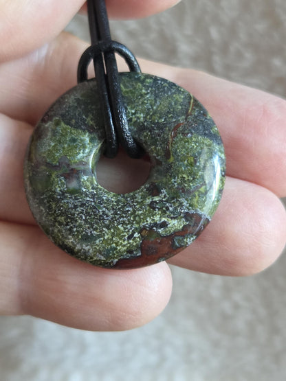Drachenblut Jaspis, Drachenblut Stein, Donut Anhänger 31 x 6 mm, an verstellbarem Lederband