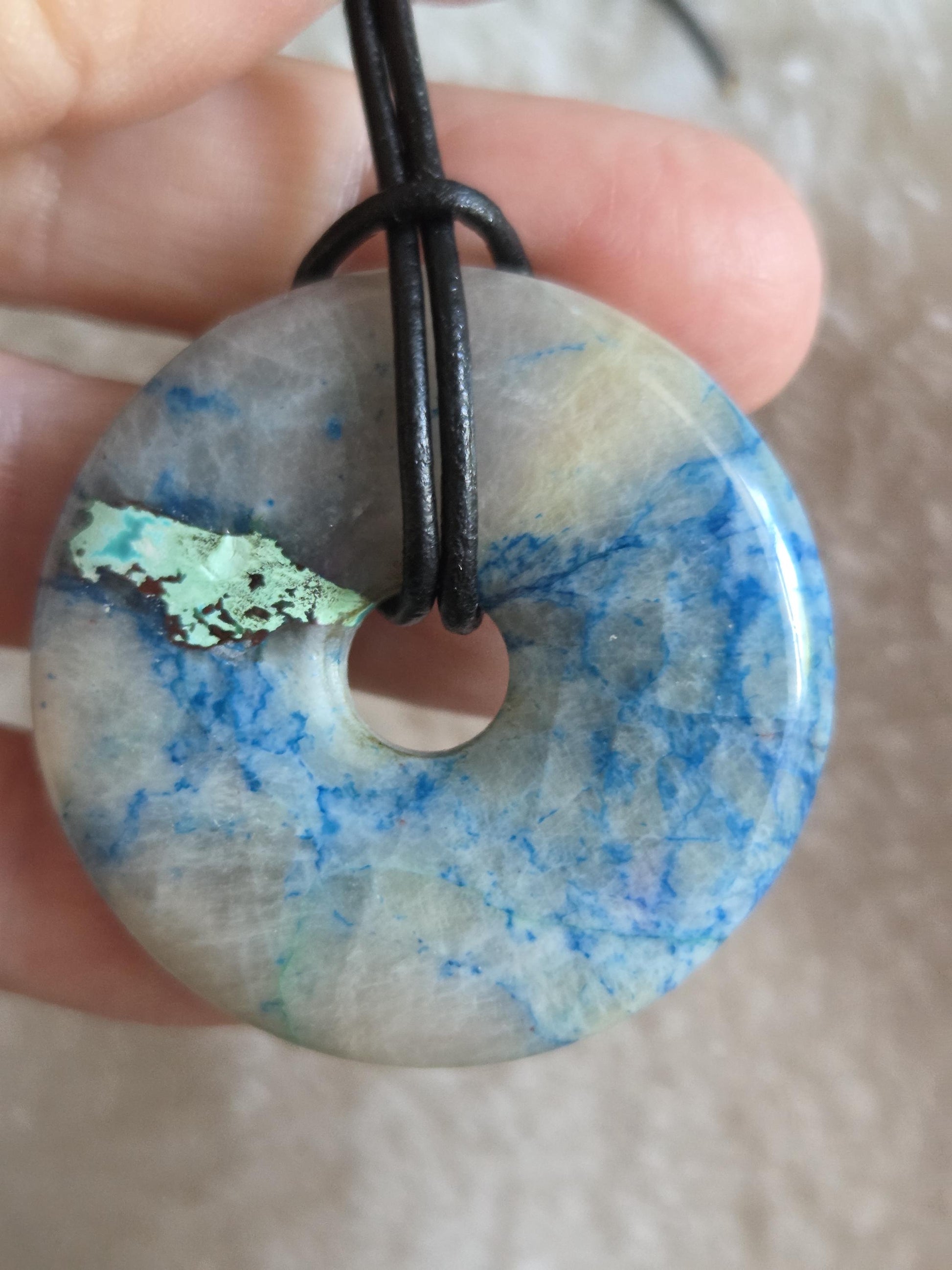 Quantum quattro Anhänger, Azurit Malachit Shattuckit Chrysokoll, Anhänger Donut, 40 x 8 mm, an verstellbarem Lederband