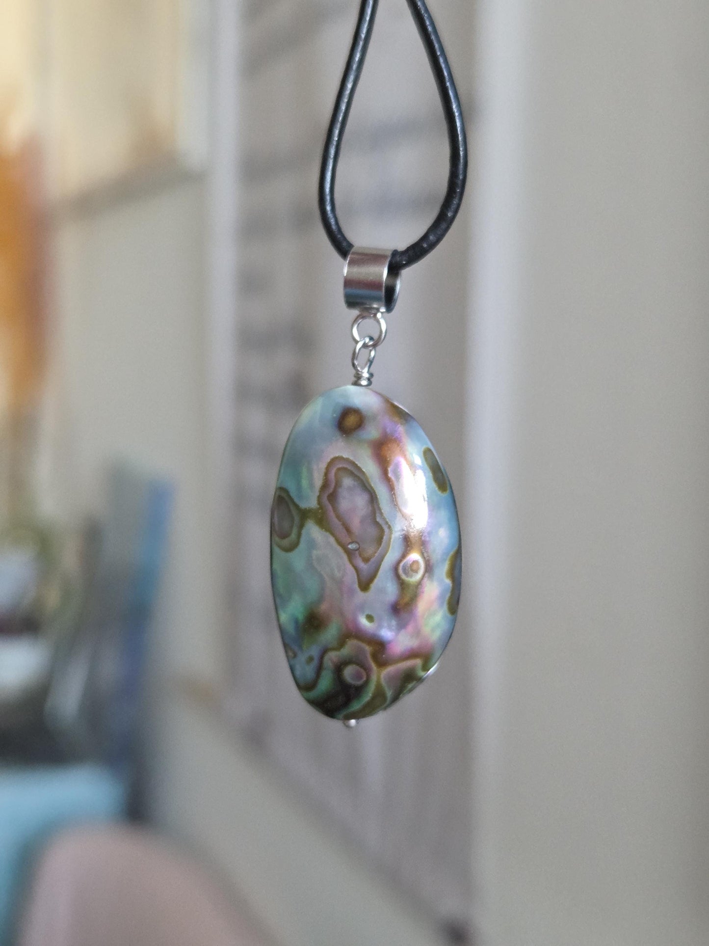 Abalone Perlmutt Muschel, Paua Seeohr, See Opal Silber Anhänger 45 x 20 x 12 mm, an verstellbarem Lederband, Kunsthandwerk, Designer Schmuck