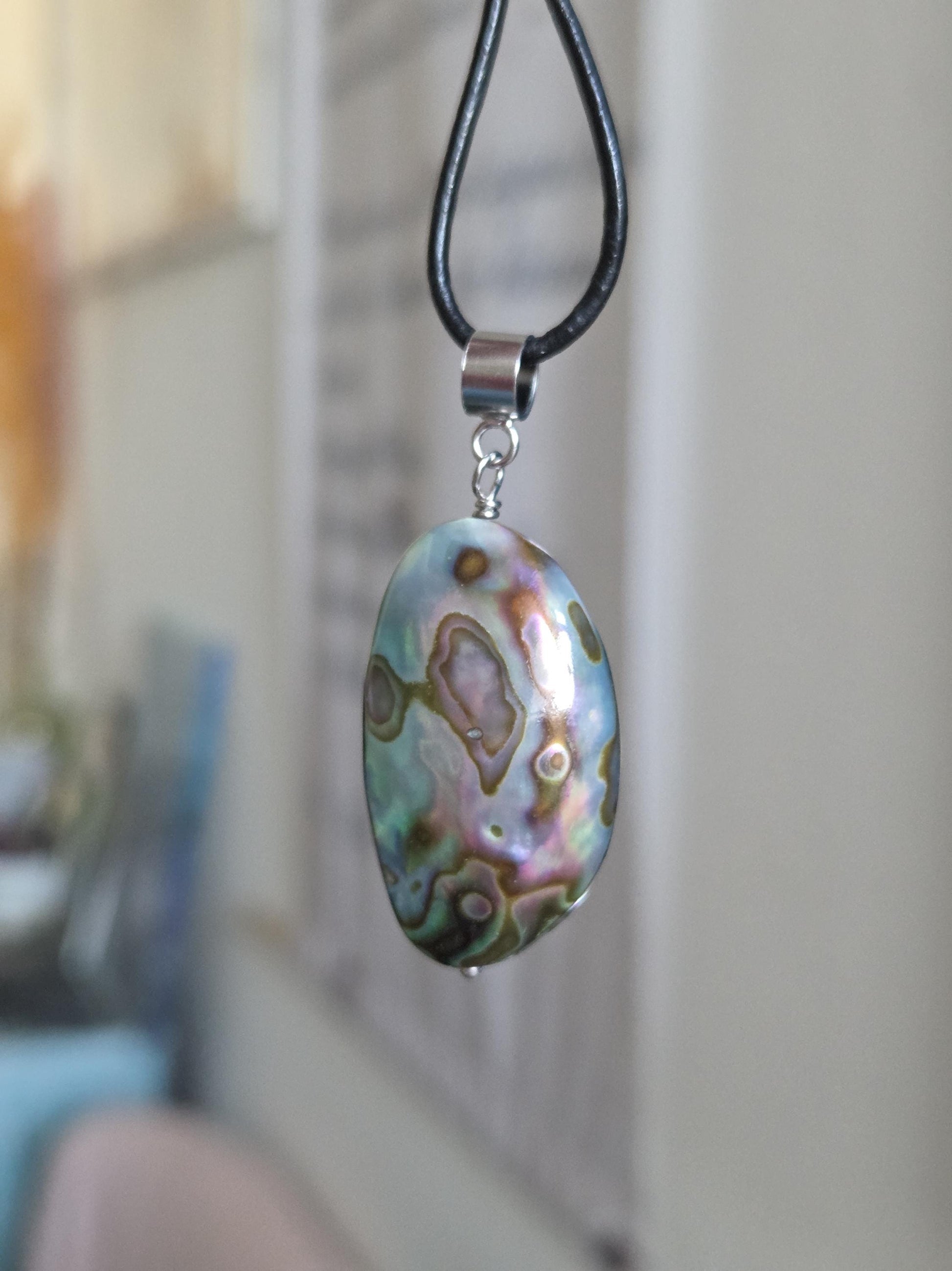 Abalone Perlmutt Muschel, Paua Seeohr, See Opal Silber Anhänger 45 x 20 x 12 mm, an verstellbarem Lederband, Kunsthandwerk, Designer Schmuck