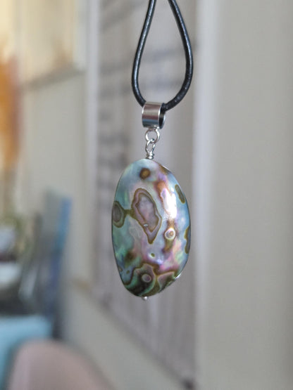 Abalone Perlmutt Muschel, Paua Seeohr, See Opal Silber Anhänger 45 x 20 x 12 mm, an verstellbarem Lederband, Kunsthandwerk, Designer Schmuck