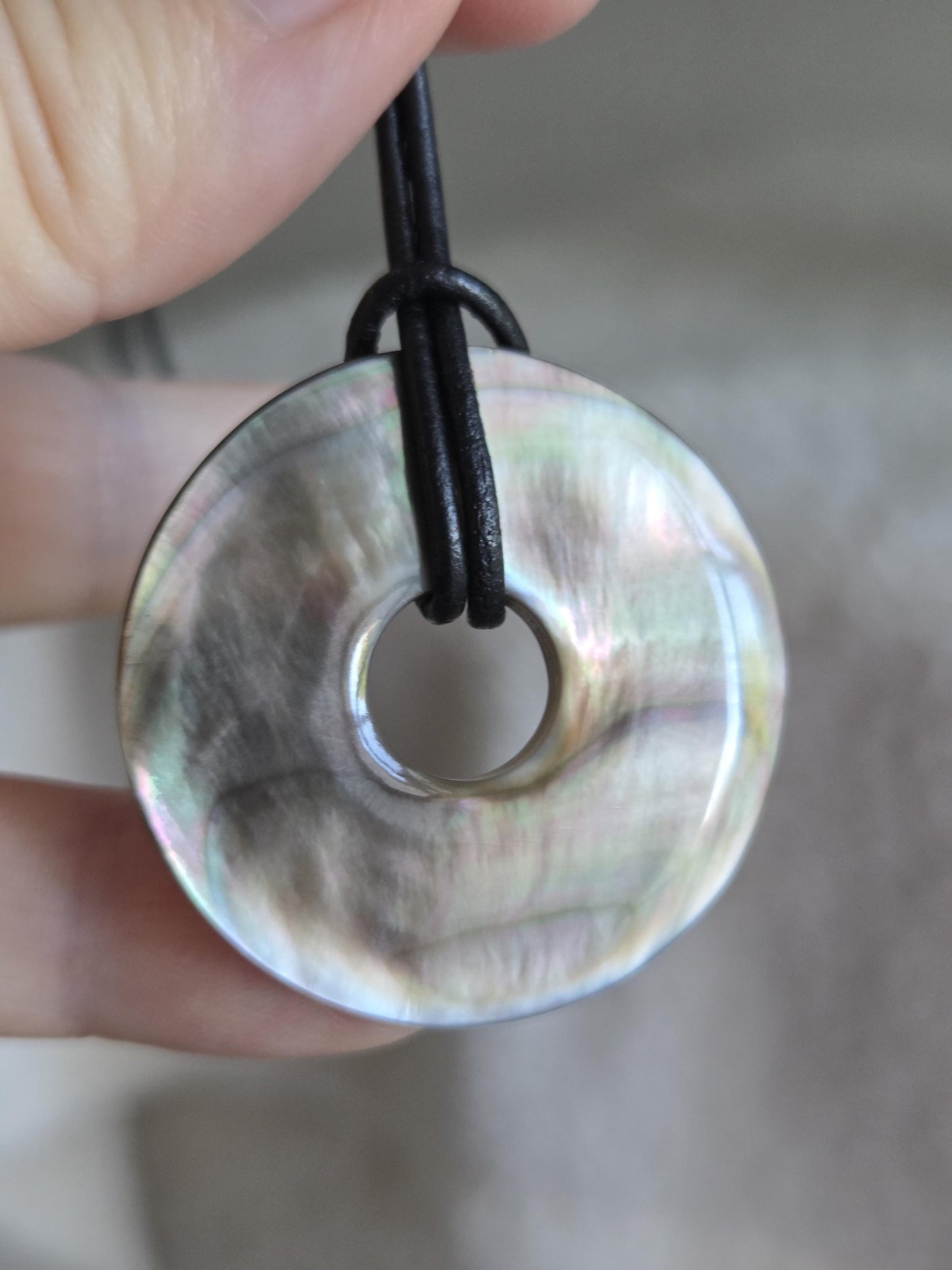 Dunkele Perlmutt Abalone Muschel, See Opal, Donut Anhänger, 36 x 5 mm, an verstellbarem Lederband