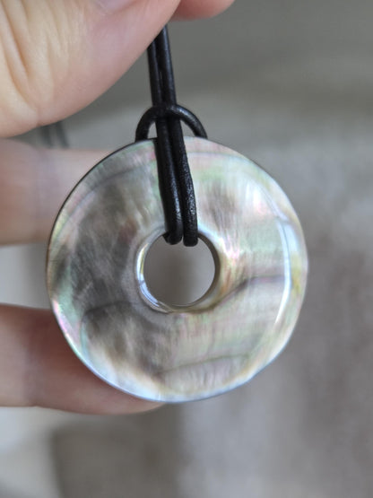 Dunkele Perlmutt Abalone Muschel, See Opal, Donut Anhänger, 36 x 5 mm, an verstellbarem Lederband