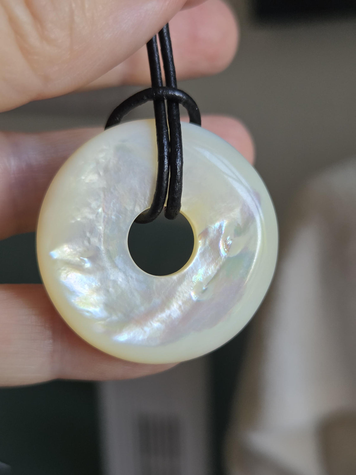 Hochwertiger Perlmutt weiß Donut White Lip mit Tiefenglanz Seeopal , Anhänger 35 x 6 mm, an verstellbarem Lederband