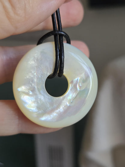 Hochwertiger Perlmutt weiß Donut White Lip mit Tiefenglanz Seeopal , Anhänger 35 x 6 mm, an verstellbarem Lederband