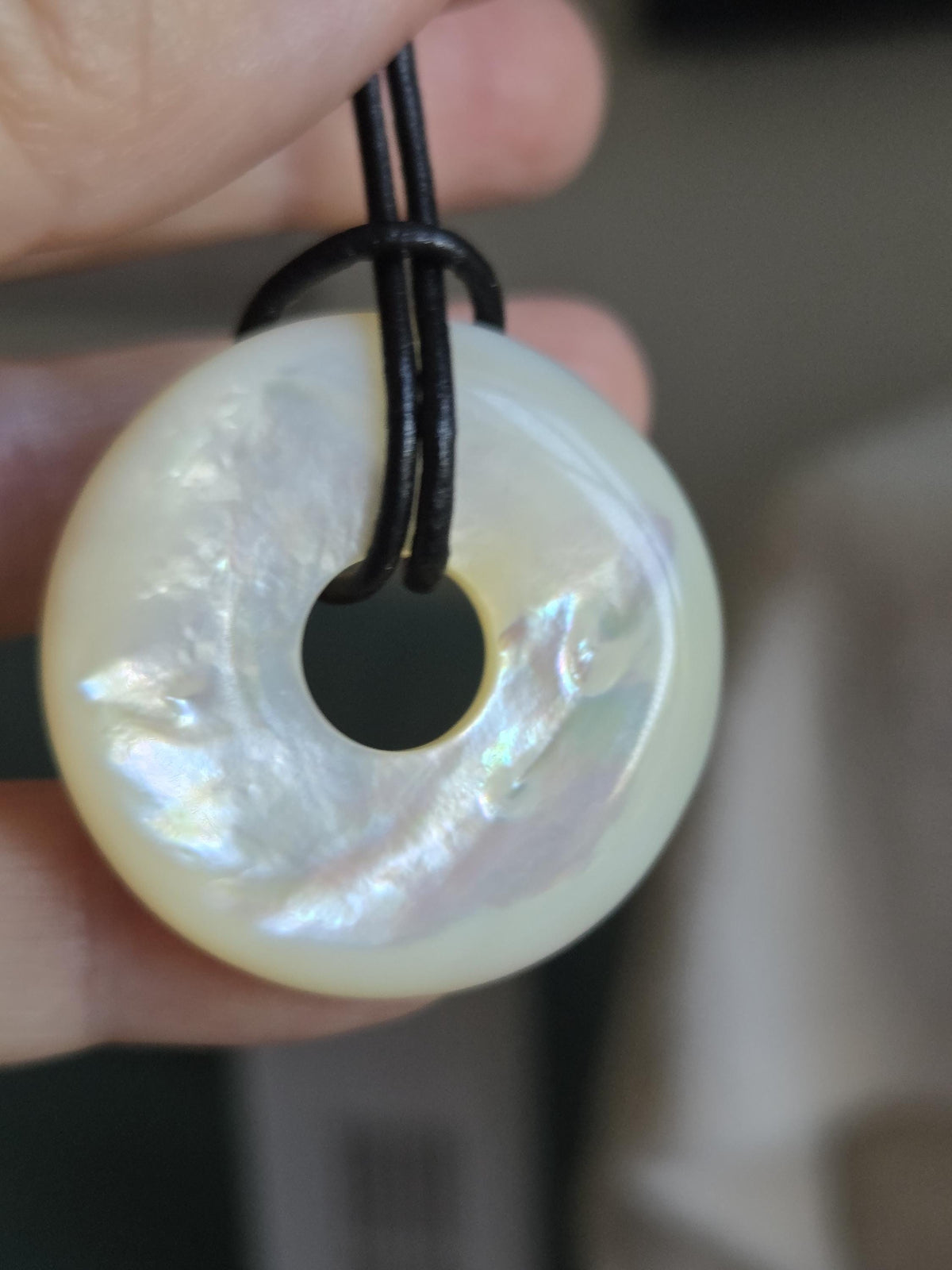 Hochwertiger Perlmutt weiß Donut White Lip mit Tiefenglanz Seeopal , Anhänger 35 x 6 mm, an verstellbarem Lederband