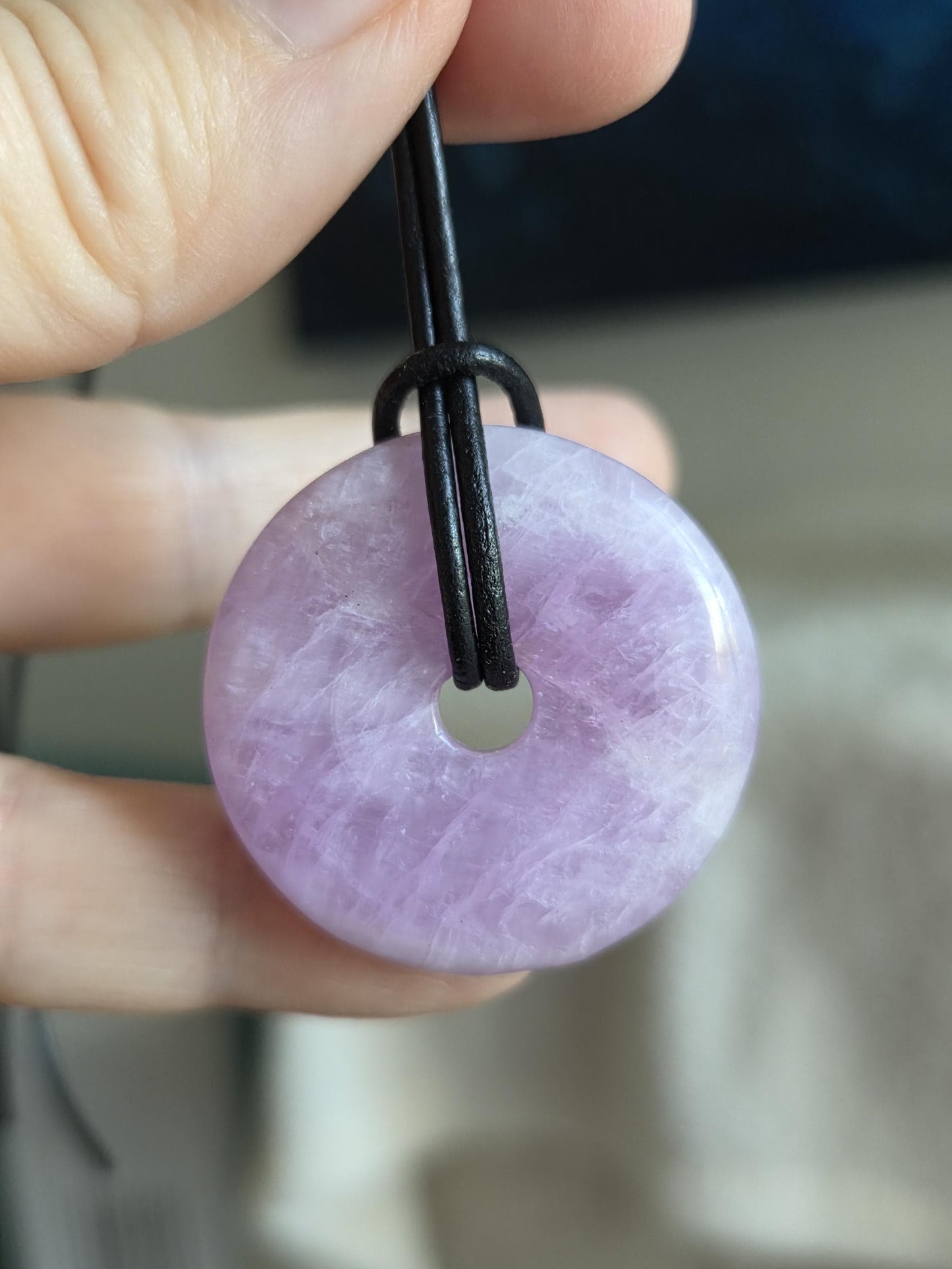 Kunzit Donut Kristall Anhänger, 33 x 8 mm, an verstellbarem Lederband, spiritueller Schmuck Herzchakra Selbstliebe